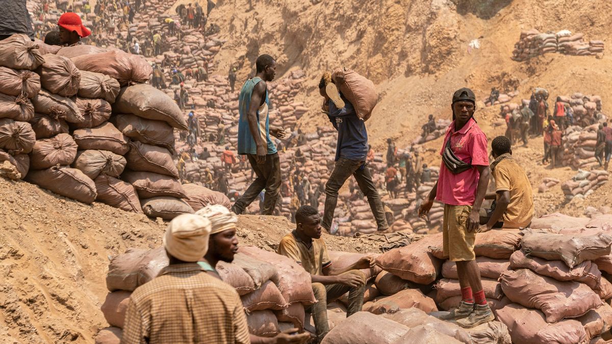 Fotky: Těžba kobaltu nadivoko. Z afrického dolu do elektromobilů